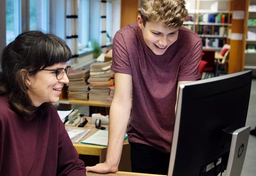 Två personer framför en datorskärm. Foto: Johan Bävman.
