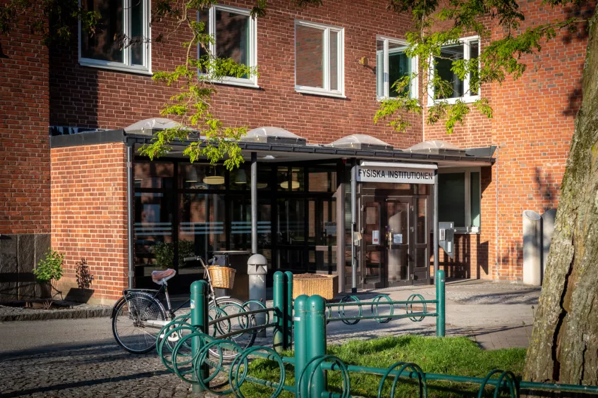 Byggnad med cykelställ framför. Foto: Helena Bergqvist.